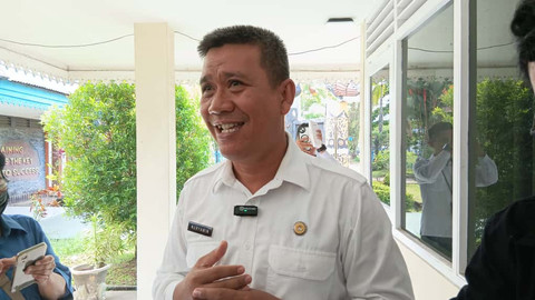 Kepala Perwakilan KEMENDUKBANGGA BKKBN Kalimantan Barat, Nuryamin saat diwawancarai. Foto: Alycia Tracy Nabila/Hi!Pontianak