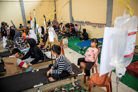 Siswa korban keracunan usai menyantap menu makan bergizi gratis (MBG) menjalani perawatan medis di Posko Penanganan di Kantor Kecamatan Cipongkor, Kabupaten Bandung Barat, Jawa Barat, Selasa (23/9/2025). Foto: Abdan Syakura/ANTARA FOTO