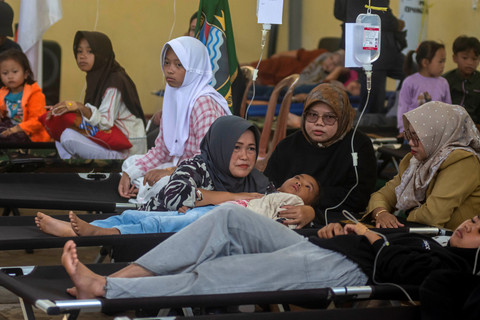 Siswa korban keracunan usai menyantap menu makan bergizi gratis (MBG) menjalani perawatan medis di Posko Penanganan di Kantor Kecamatan Cipongkor, Kabupaten Bandung Barat, Jawa Barat, Selasa (23/9/2025). Foto: Abdan Syakura/ANTARA FOTO