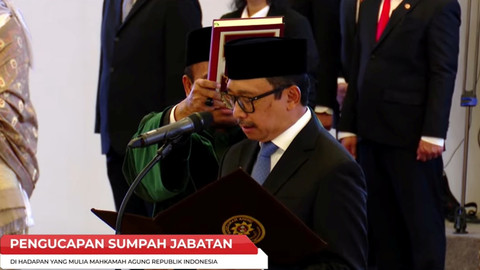 Pengucapan Sumpah Jabatan Juda Agung sebagai Anggota Dewan Komisioner Otoritas Jasa Keuangan (OJK) Ex-Officio dari Bank Indonesia (BI), Selasa (23/9/2025).  Foto: Dok. Istimewa