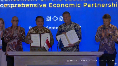 Menko Perekonomian Airlangga Hartarto saat penandatanganan Indonesia IEU-CEPA.  Foto: YouTube/PerekonomianRI
