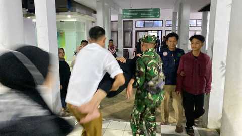 Siswa korban keracunan usai menyantap menu makan bergizi gratis (MBG) dibawa ke di Posko Penanganan di Kantor Kecamatan Cipongkor, Kabupaten Bandung Barat, Jawa Barat, Senin (22/9/2025). Foto: kumparan