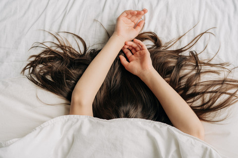 Ilustrasi perempuan tidur. Foto: Shutterstock