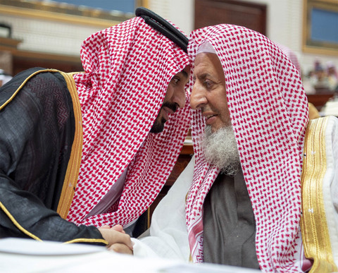 Putra Mahkota Saudi Mohammed bin Salman berjabat tangan dengan Mufti Besar Arab Saudi Sheikh Abdulaziz Al al-Sheikh saat menghadiri sidang Dewan Syura di Riyadh, Arab Saudi, (19/11/2018). Foto: Bandar Algaloud/Courtesy of Saudi Royal Court via REUTERS