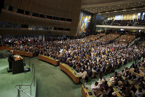 Delegasi Perserikatan Bangsa-Bangsa menyaksikan Sekretaris Jenderal PBB Antonio Guterres berpidato pada Sidang Umum ke-80 di Markas Besar PBB di New York City, Selasa (23/9/2025). Foto: Jeenah Moon/REUTERS