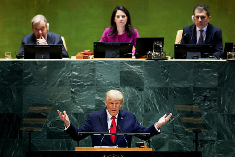 Presiden AS Donald Trump berpidato di Sidang Umum Perserikatan Bangsa-Bangsa ke-80 di Markas Besar PBB di New York City, AS, Selasa (23/9/2025). Foto: Mike Segar/REUTERS