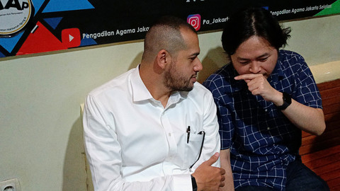 Suami Tasya Farasya, Ahmad Assegaf (kiri) hadir di Pengadilan Agama Jakarta Selatan, Rabu (24/9/2025).   Foto: Aprilandika Pratama/kumparan