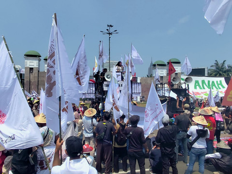 Demo dalam rangka memperingati Hari Tani di depan Gedung DPR/MPR RI, Rabu (24/9/2025).  Foto: Rachmadi Rasyad/kumparan