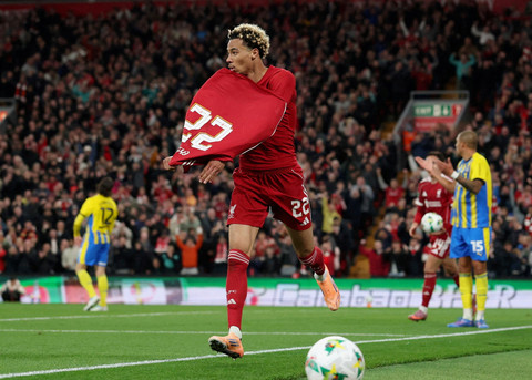 Hugo Ekitike dari Liverpool merayakan gol kedua mereka sebelum menerima kartu kuning kedua dan kartu merah berikutnya karena melepas kausnya, Anfield, Liverpool, Britania Raya, Selasa (23/9/2025). Foto: Phil Noble/REUTERS