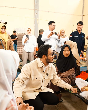 Bupati Bandung Barat Jeje Govinda menjenguk siswa korban keracunan MBG, Selasa (23/9/2025).  Foto: Instagram/@ritchieismail