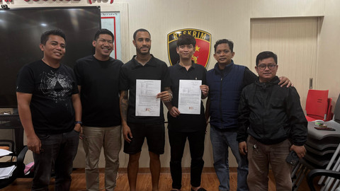 Bek PSM Makassar, Victor Luiz, berdamai dengan seorang warga usai ribut di jalanan di makassar.  Foto: Dok. Istimewa
