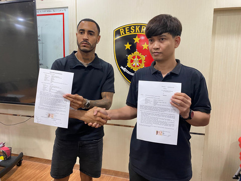 Bek PSM Makassar, Victor Luiz, berdamai dengan seorang warga usai ribut di jalanan di makassar.  Foto: Dok. Istimewa