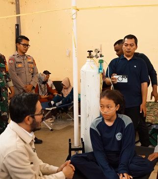 Bupati Bandung Barat Jeje Govinda (baju putih) jenguk korban keracunan MBG yang dirawat, Selasa (23/9/2025). Foto: Instagram/@ritchieismail