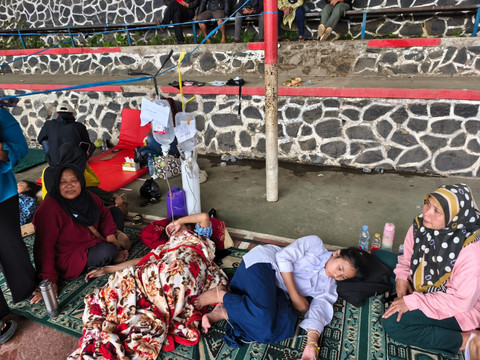 Situasi GOR Cipongkor, tempat perawatan siswa keracunan MBG di Kecamatan Cipongkor, Kabupaten Bandung Barat, Rabu (24/9/2025).  Foto: Linda Lestari/kumparan