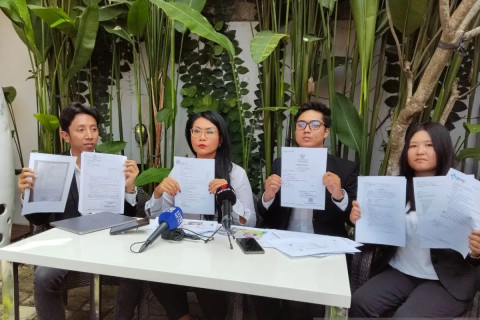 Konferensi pers Kuasa hukum keluarga korban dari Malekat Hukum Law Firm Ni Luh Arie Ratna Sukasari bersama tim terkait kematian kliennya warga negara asing asal Australia, Byron James Dumschat, Badung, Bali, Rabu (24/9/2025). Foto: Rolandus Nampu/Antara