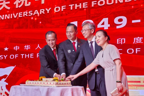 Duta Besar China untuk RI Wang Lutong dan Menko Bidang Infrastruktur dan Pembangunan Kewilayahan Agus Harimurti Yudhoyono (AHY) di Peringatan 76 Tahun Berdirinya China di Hotel Raffles, Jakarta, Rabu (24/9/2025). Foto: Nadia Riso/kumparan