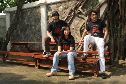 Pemain film Jembatan Shiratal Mustaqim Imelda Therinne, Raihan Khan dan Agus Kuncoro saat berkunjung ke kantor kumparan.   Foto: Dicky Adam Sidiq/kumparan