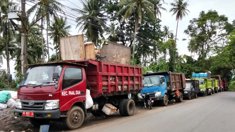 Antrean truk sampah yang tak bisa masuk ke dalam TPA Sumompo Manado.