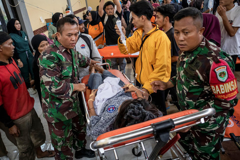 Suasana penanganan korban keracunan di Kecamatan Cipongkor, Kabupaten Bandung Barat, Jawa Barat, Rabu (24/9/2025).  Foto: Abdan Syakura/ANTARA FOTO