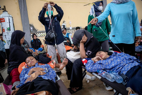 Suasana penanganan korban keracunan di Kecamatan Cipongkor, Kabupaten Bandung Barat, Jawa Barat, Rabu (24/9/2025).  Foto: Abdan Syakura/ANTARA FOTO