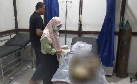 Tulang belulang manusia diperiksa. Foto: Dok. Polres Sanggau