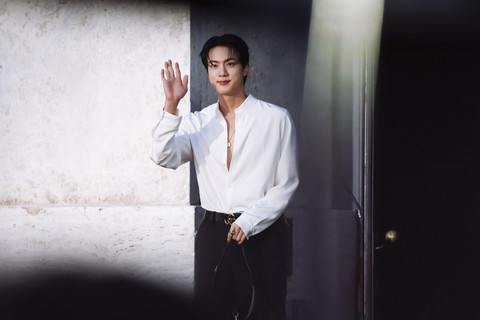 Jin BTS di Milan Fashion Week. Foto: IPA / Sipa USA/via REUTERS