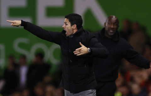 Pelatih Arsenal Mikel Arteta menyampaikan intruksi kepada pemainnya pada pertandingan Piala Liga Inggris di Vale Park, Stoke-on-Trent, Inggris, Rabu (24/9/2025). Foto: Jason Cairnduff/Reuters