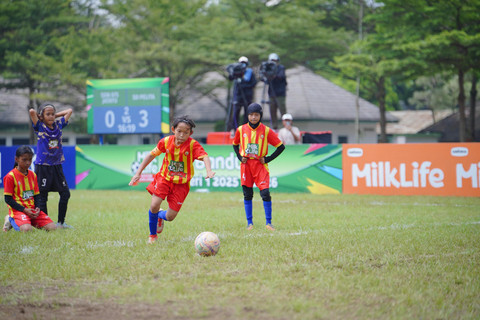 Naquita Syahmina Guntara sedang menendang penalti di laga final MilkLife Soccer Challenge Bandung Series 1 2025/26. Foto: Dok. MilkLife Soccer Challenge