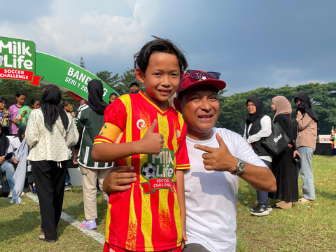 Naquita Guntara bersama sang ayah, Yudi Guntara, di MilkLife Soccer Challenge Bandung Series 1 2025/26. Foto: Antika Fahira/kumparan