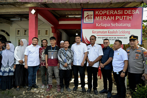 Gubernur Sumut Bobby Nasution meninjau Koperasi Desa Merah Putih Kelapa Sebatang, Labura, Rabu (24/8/2025). Foto: Dok. Istimewa