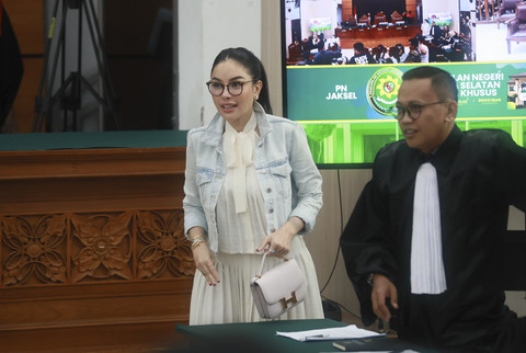 Terdakwa Nikita Mirzani saat mendengarkannketerangan saksi ahli di Pengadilan Negeri Jakarta Selatan, Jakarta, Kamis, (25/9/2025). Foto: Agus Apriyanto