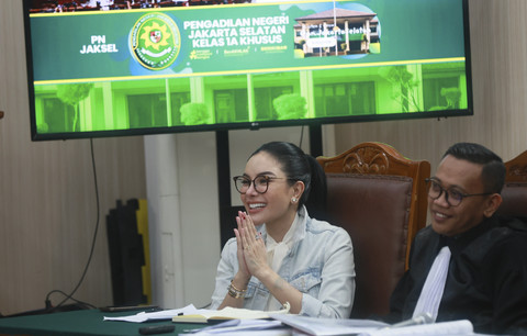 Terdakwa Nikita Mirzani saat mendengarkan keterangan saksi ahli di Pengadilan Negeri Jakarta Selatan, Jakarta, Kamis, (25/9/2025). Foto: Agus Apriyanto
