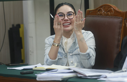 Terdakwa Nikita Mirzani saat mendengarkannketerangan saksi ahli di Pengadilan Negeri Jakarta Selatan, Jakarta, Kamis, (25/9/2025). Foto: Agus Apriyanto