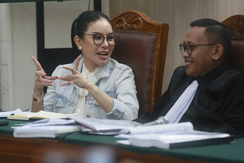 Terdakwa Nikita Mirzani saat mendengarkannketerangan saksi ahli di Pengadilan Negeri Jakarta Selatan, Jakarta, Kamis, (25/9/2025). Foto: Agus Apriyanto