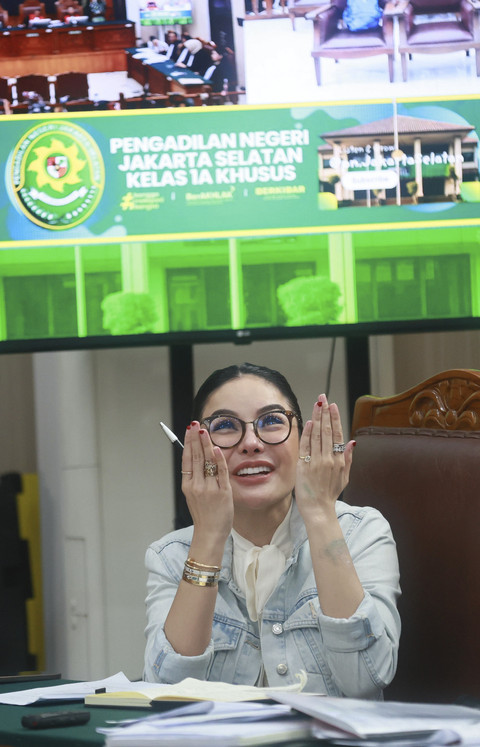 Terdakwa Nikita Mirzani saat mendengarkannketerangan saksi ahli di Pengadilan Negeri Jakarta Selatan, Jakarta, Kamis, (25/9/2025). Foto: Agus Apriyanto