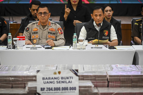 Dirtipideksus Bareskrim Polri Brigjen Pol. Helfi Assegaf (kanan) bersama Kabagpenum Div Humas Polri Kombes Pol Erdi A. Chaniago (kiri) memberikan keterangan pers terkait pengungkapan kasus pembobolan rekening pasif di Jakarta, Kamis (25/9/2025). Foto: Rivan Awal Lingga/ANTARA FOTO