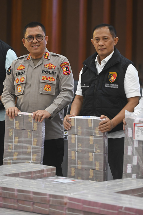 Dirtipideksus Bareskrim Polri Brigjen Pol. Helfi Assegaf (kanan) bersama Kabagpenum Div Humas Polri Kombes Pol Erdi A. Chaniago (kiri) menunjukkan barang bukti saat pengungkapan kasus pembobolan rekening pasif di Jakarta, Kamis (25/9/2025). Foto: Rivan Awal Lingga/ANTARA FOTO
