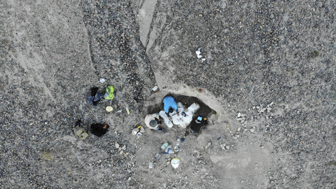 Pemandangan udara dari lokasi penemuan tulang-tulang dinosaurus baru dengan cakar besar di Chubut, Argentina. Foto: Marcelo Luna/via AP