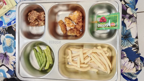 Lauk Makan Bergizi Gratis (MBG) yang menyebabkan 30 siswa keracunan di SDN Taruna Bakti, Desa Sarampad, Kecamatan Cugenang, Kabupaten Cianjur, Jawa Barat Kamis (25/9/2025).  Foto: Dok. kumparan