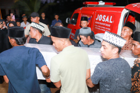 Putri Zulhas dan Uya Kuya mengantar jenazah PMI ke rumah duka di Pringsewu, Lampung. | Foto: Istimewa