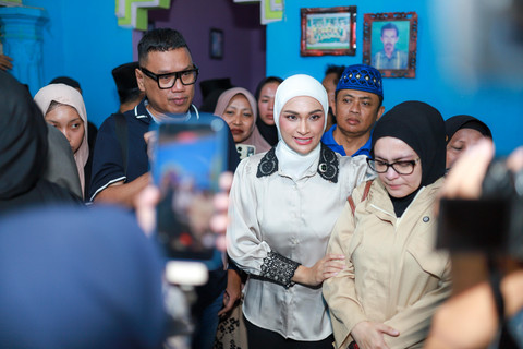 Putri Zulhas dan Uya Kuya mengantar jenazah PMI ke rumah duka di Pringsewu, Lampung. | Foto: Istimewa