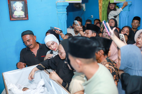Putri Zulhas dan Uya Kuya mengantar jenazah PMI ke rumah duka di Pringsewu, Lampung. | Foto: Istimewa