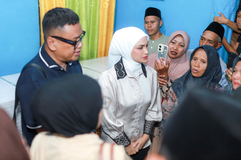 Putri Zulhas dan Uya Kuya mengantar jenazah PMI ke rumah duka di Pringsewu, Lampung. | Foto: Istimewa