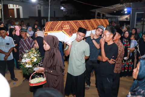 Putri Zulhas dan Uya Kuya mengantar jenazah PMI ke rumah duka di Pringsewu, Lampung. | Foto: Istimewa