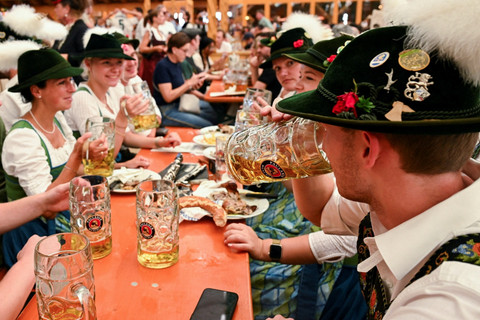 Kemeriahaan Oktoberfest 2025 di Jerman. Foto: Angelika Warmuth/Reuters