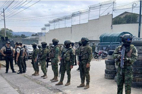 Anggota kepolisian dan militer Ekuador berjaga di penjara di kawasan Esmeraldas usai kericuhan. Foto: Manaure Quintero / AFP
