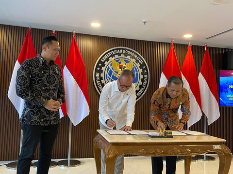 Penandatanganan nota kesepahaman (MoU) antara Kementerian Transmigrasi dan Kementerian Perindustrian, yang turut disaksikan Menteri Koordinator Bidang Infrastruktur dan Pembangunan Kewilayahan, Agus Harimurti Yudhoyono, di Jakarta, Jumat (26/9) Foto: Muhammad Fhandra Hardiyon/kumparan