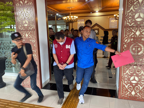Eks Kadiskominfo Sleman, ESP, saat ditetapkan sebagai tersangka kasus korupsi oleh Kejati DIY, Kamis (25/9). Foto: Kejati DIY