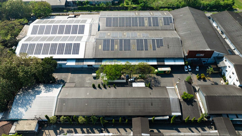 Pertama di Indonesia, Produsen Alat Kesehatan di Jatim Pakai PLTS Atap