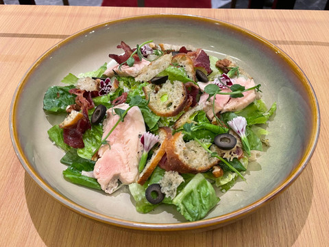 Caesar salad ala A.RA.SA Restaurant & Bar.  Foto: Salsha Okta Fairuz/kumparan